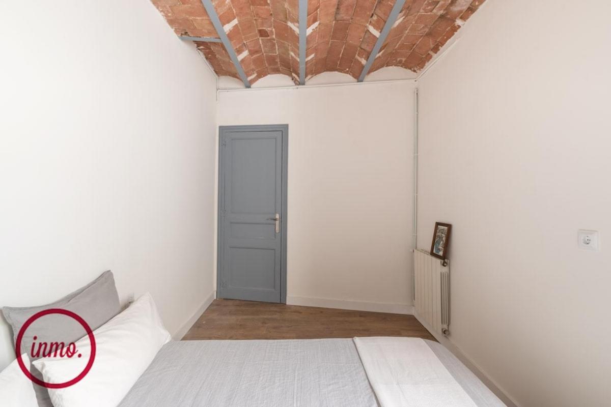 - Eixample 4b Apartment